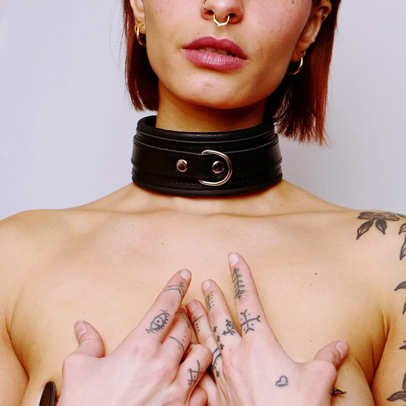 Collier en cuir molletonné et attaches argentées — vue 1